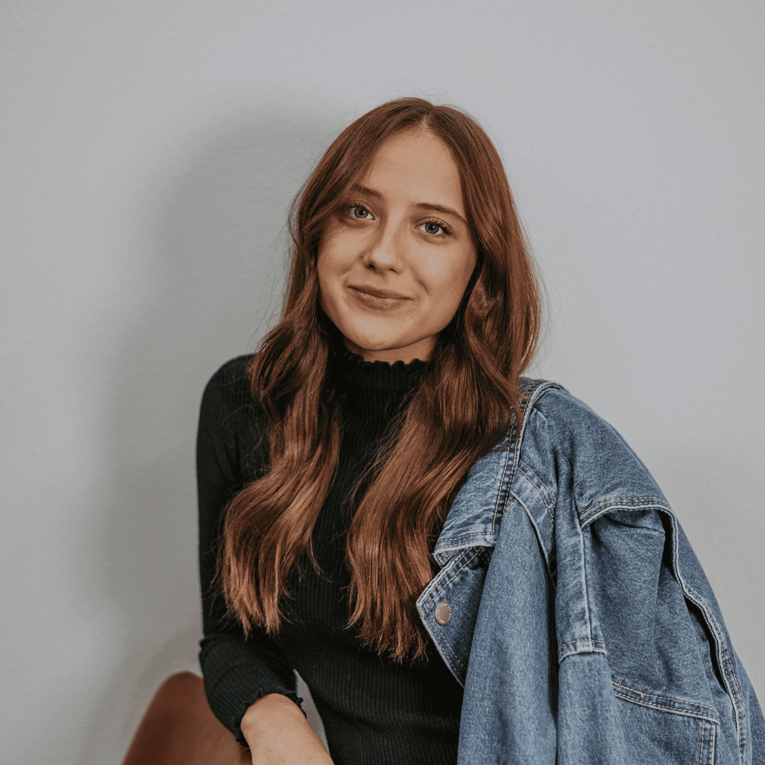 Portrait of Dasha Shindyanpin, a professional stylist at Craft Studio, showcasing their expertise and style.